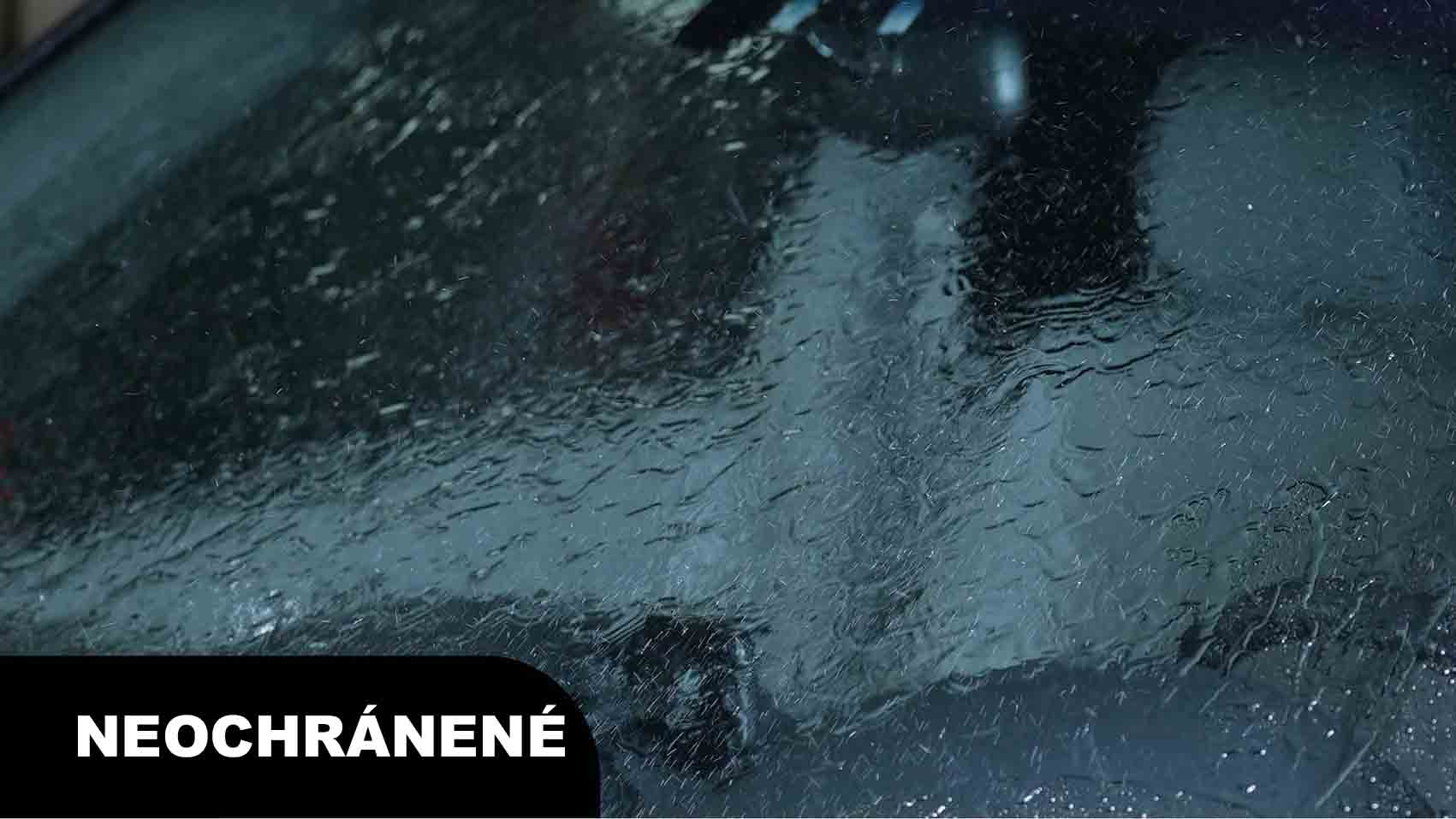 Neochránené okno – voda rozotretá po celej ploche skla