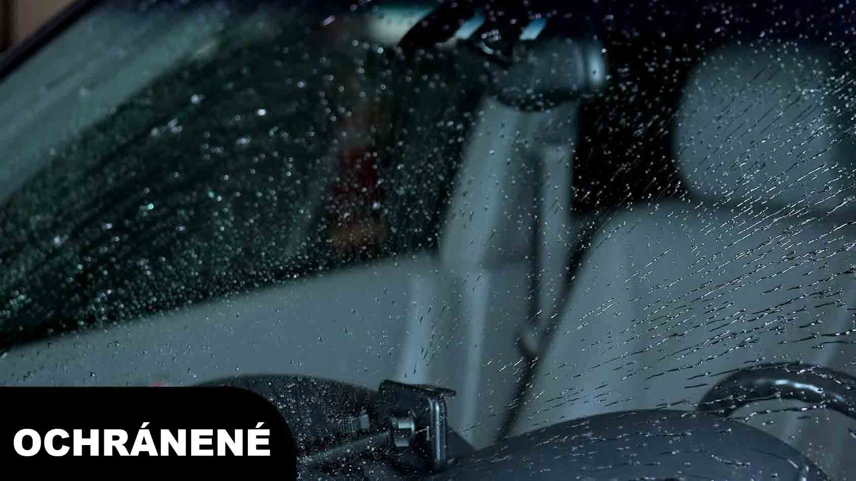 Okno s tekutými stieračmi – voda sa zbiera do kvapiek a odlietava