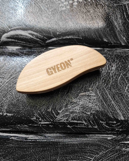 Gyeon Q2M LeatherBrush - kefa na kožu