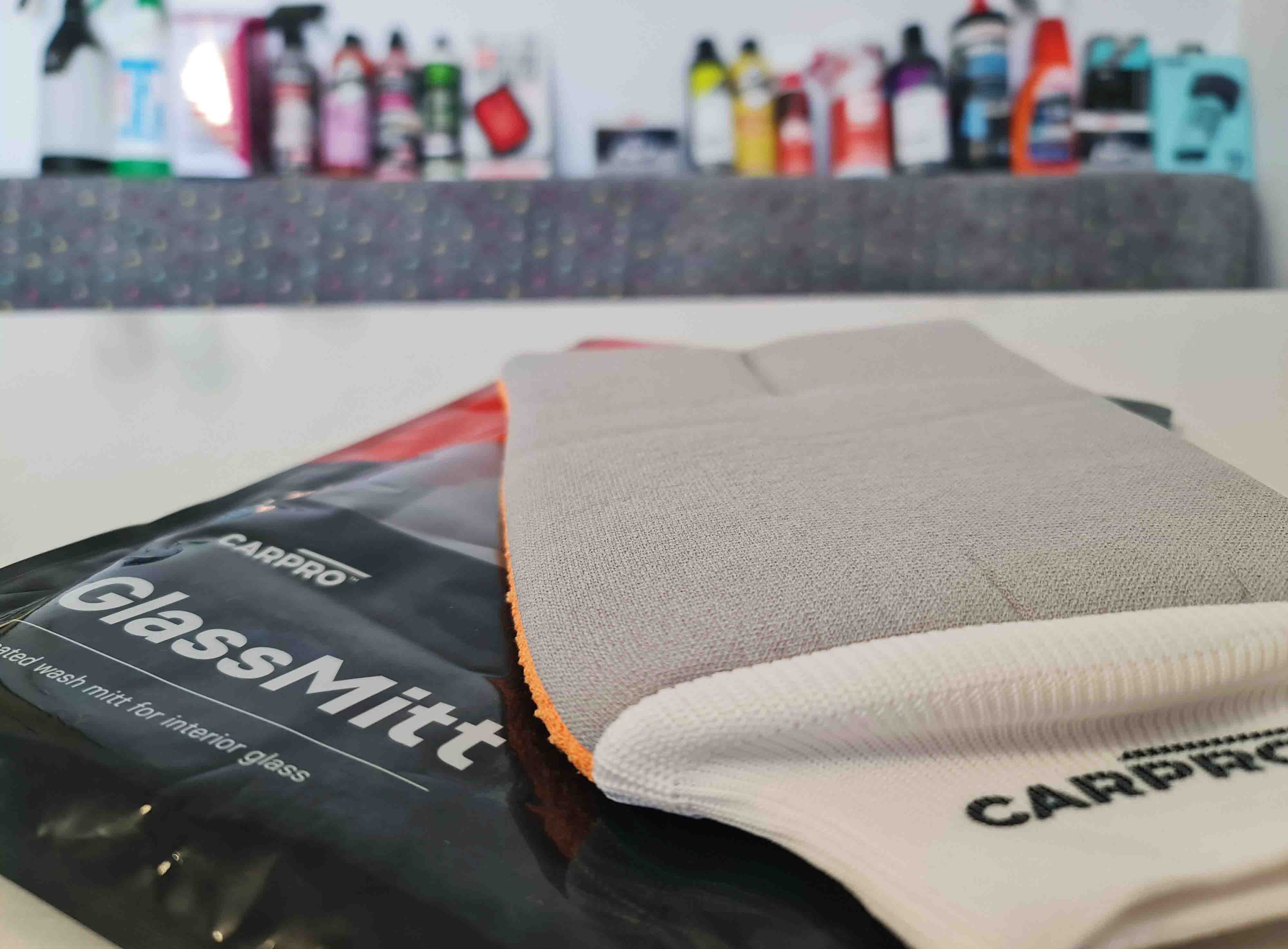 CarPro GlassMitt - mikrovláknová rukavica na okná
