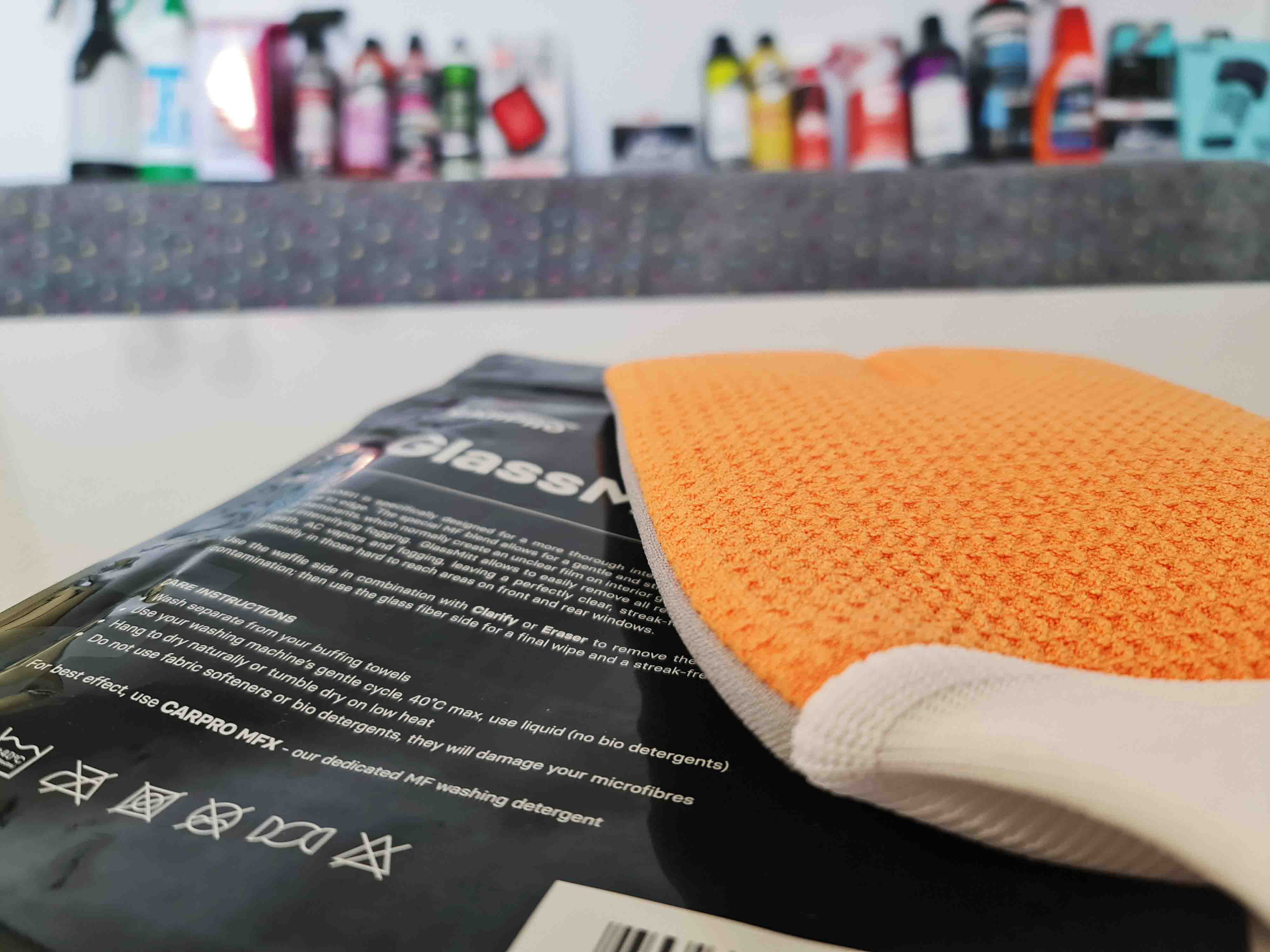 CarPro GlassMitt - mikrovláknová rukavica na okná