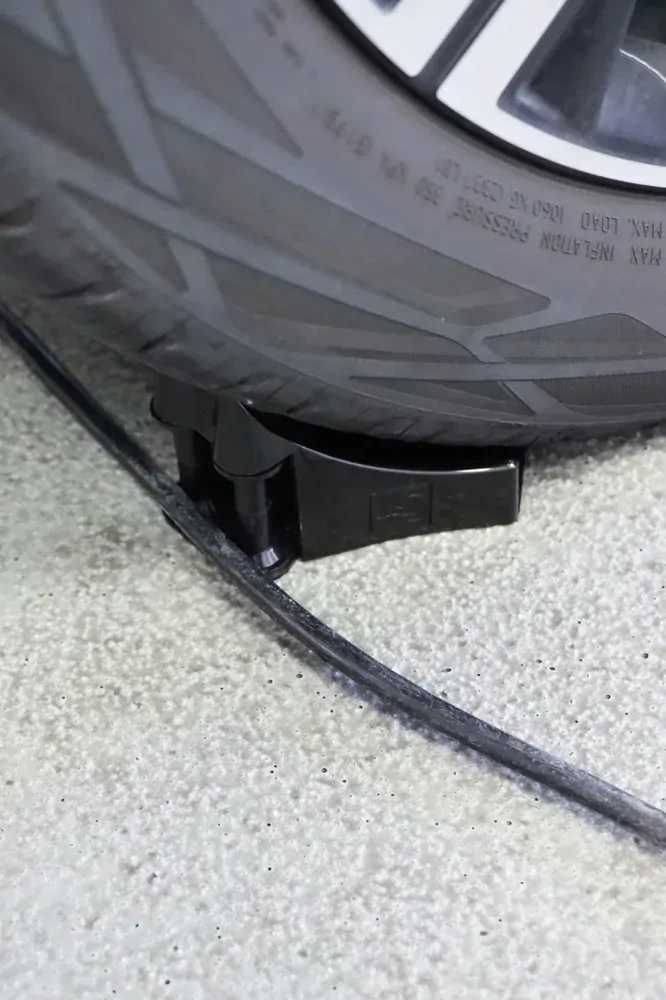 Koch Chemie Hose & Cable Guard - pomôcka pod koleso proti zaseknutiu hadice