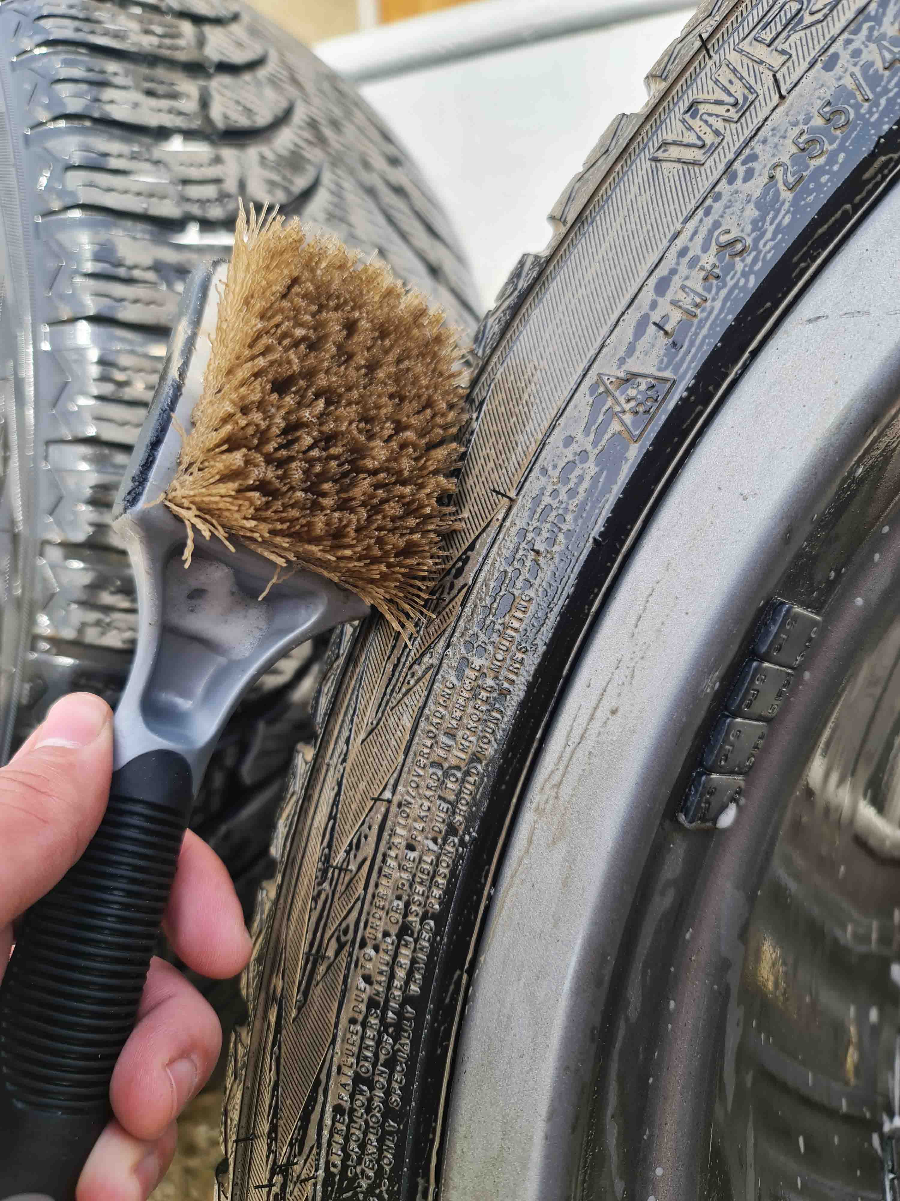 Gyeon Q2M TireCleaner - čistič pneumatík a gumových častí 1000 ml