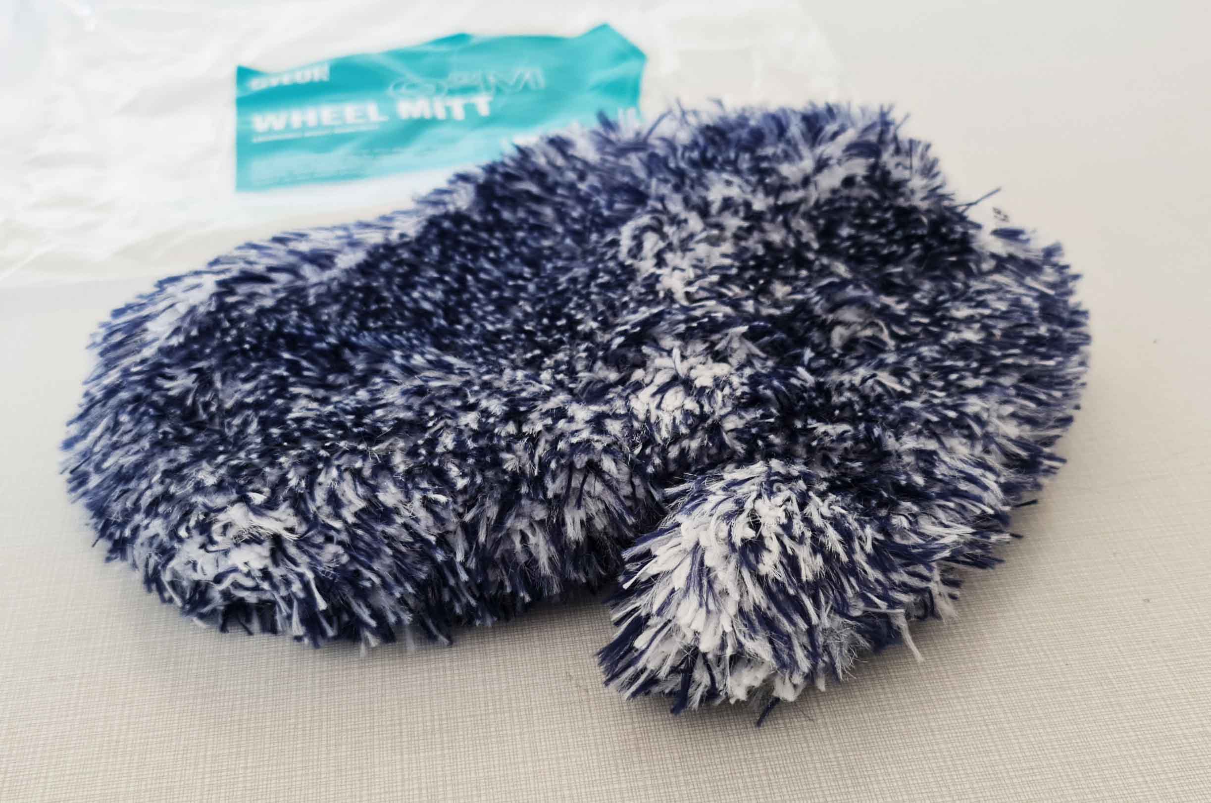 Gyeon Q2M Wheel Mitt - umývacia rukavica na kolesá