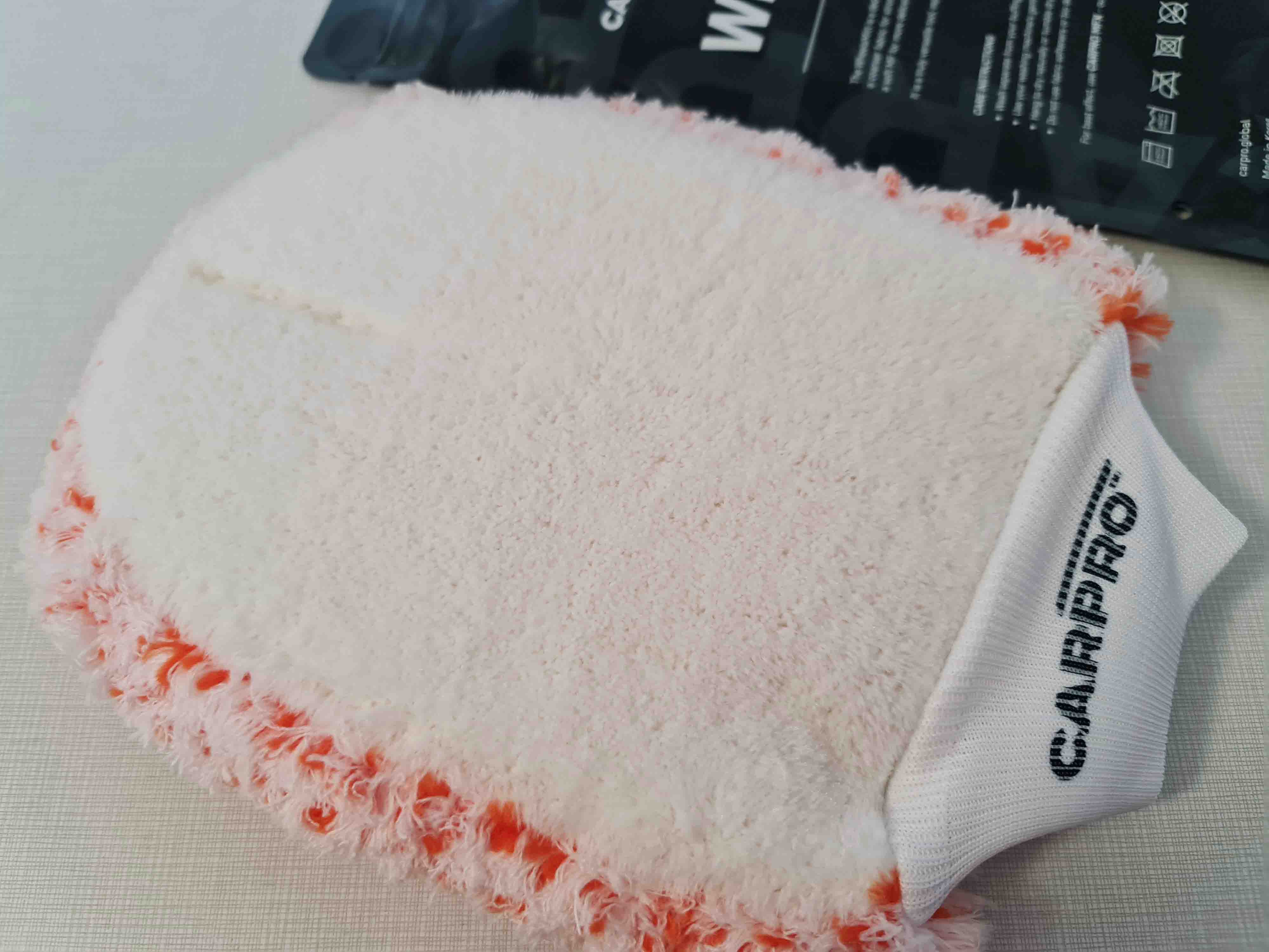 CarPro WheelsMitt - mikrovláknová rukavica na kolesá
