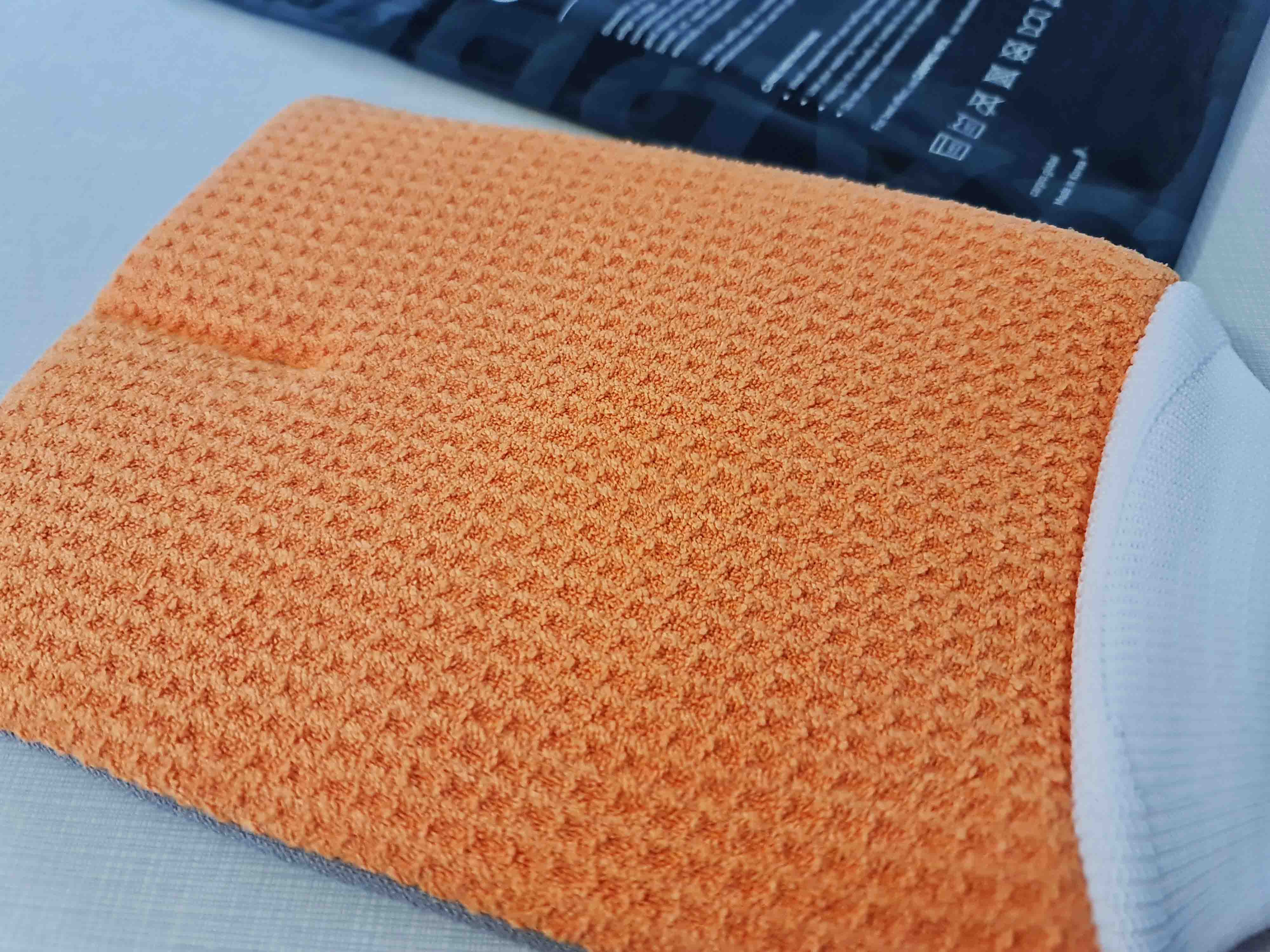 CarPro GlassMitt - mikrovláknová rukavica na okná
