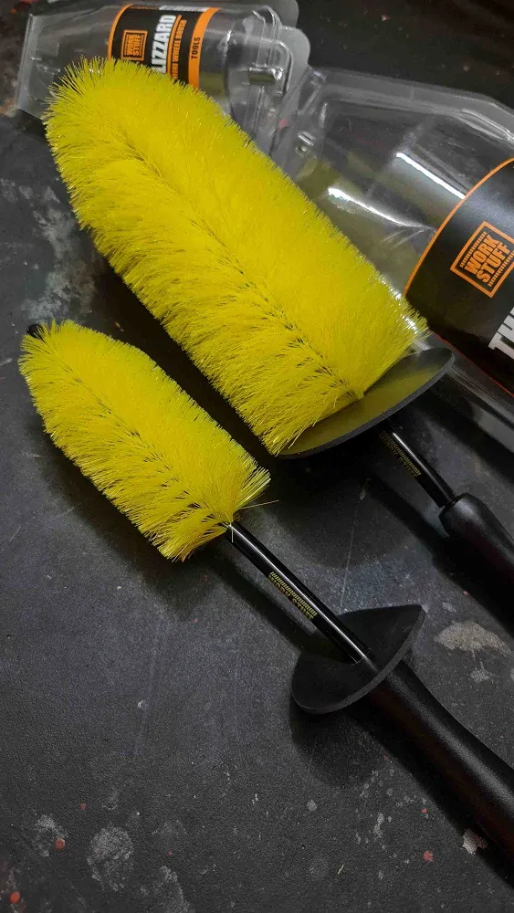 Work Stuff Blizzard Wheel Brush - malá kefa na vnútro kolies