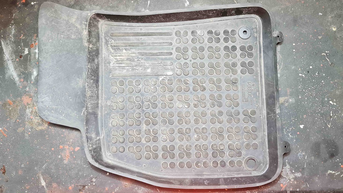 Špinavá gumová rohoža pred vyčistením